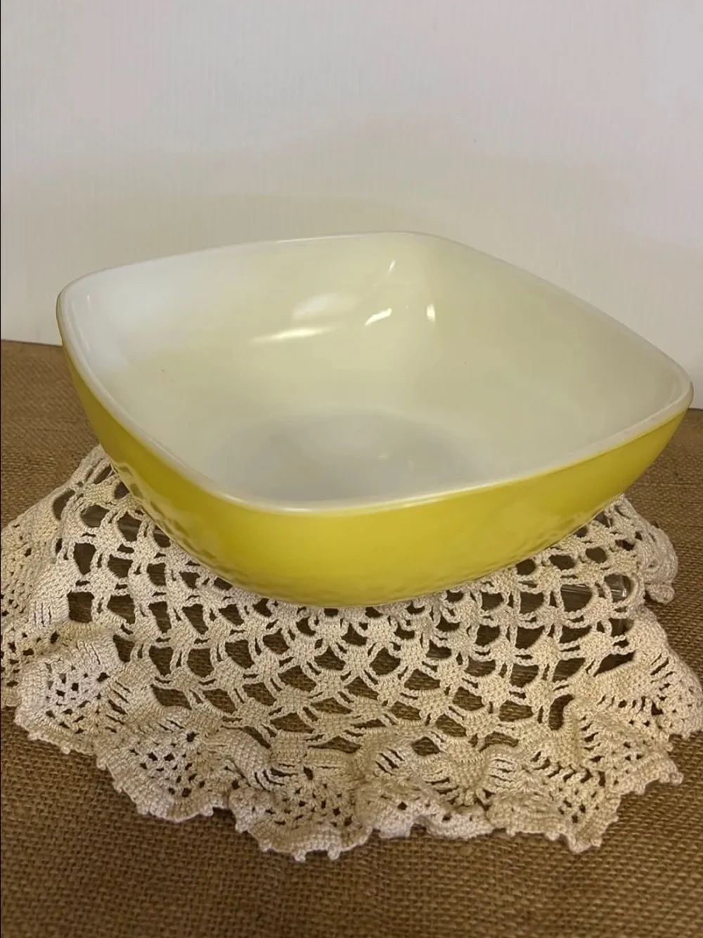 PYREX #525B 25 Vintage Hostess Square Bowl Serving Dish in Yellow 2.5 QT USA